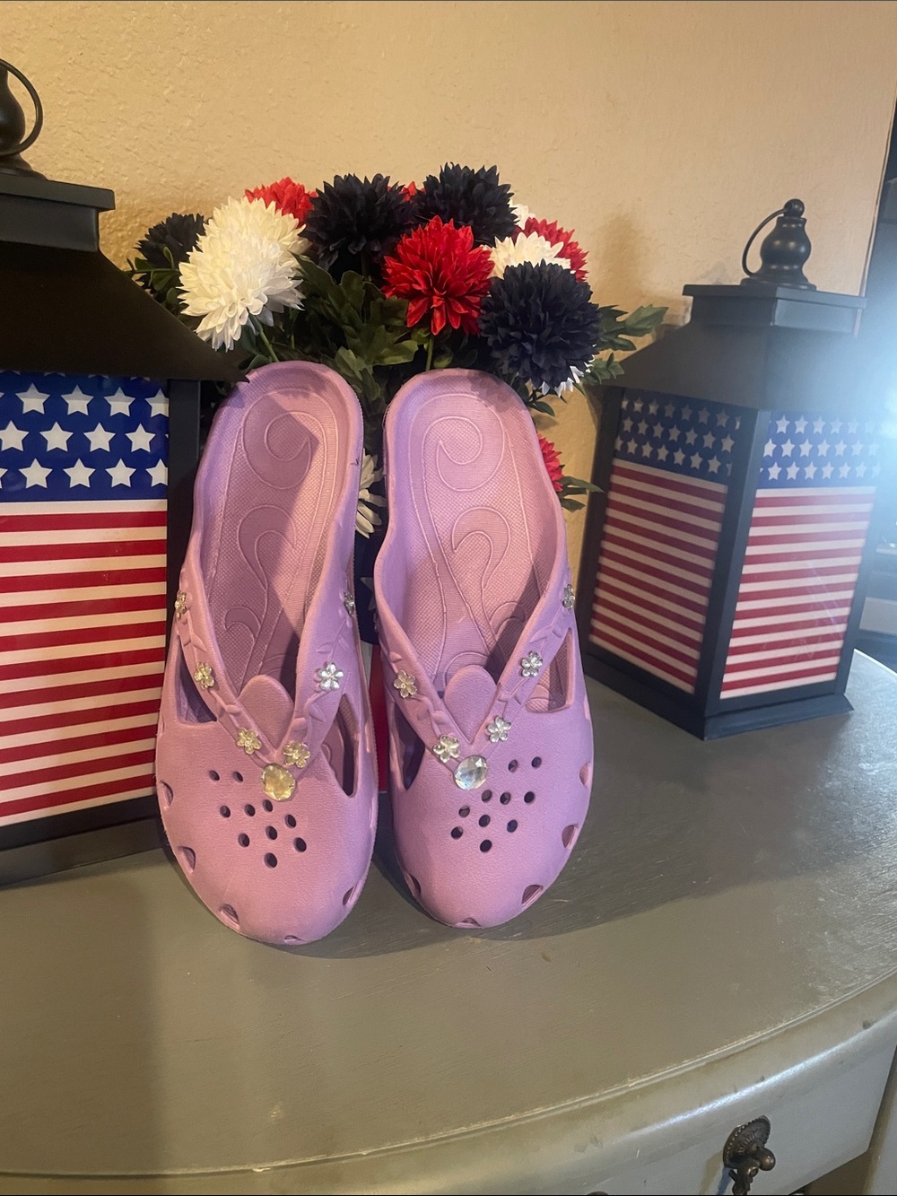 Clogs form fitting. Soft.